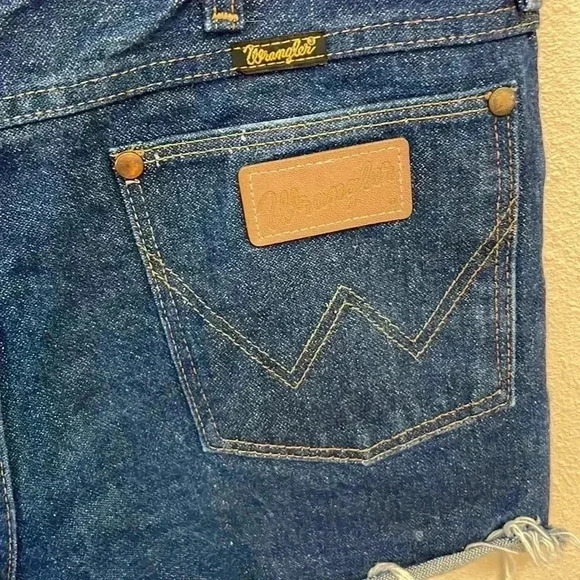 WRANGLER Women’s Denim Cut-Offs - Picture 4 of 6